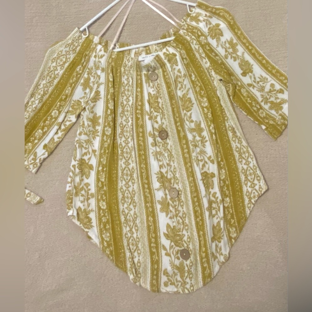 NWOT Blouse mustard color Print